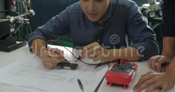 亚洲学生正在学习电子产品并在教室里测量信号视频的预览图