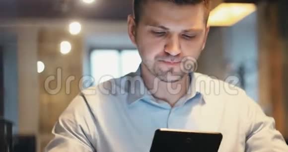 疲倦的商人办公室工作的律师医生经理使用他的平板电脑在办公室视频的预览图