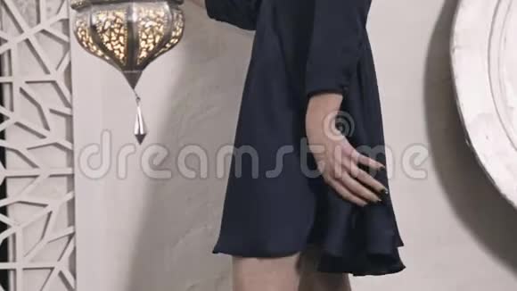 美丽的女人黑发东方风格阿拉伯摩洛哥家具魅力模特时尚服装丝绸连衣裙带蝴蝶结视频的预览图