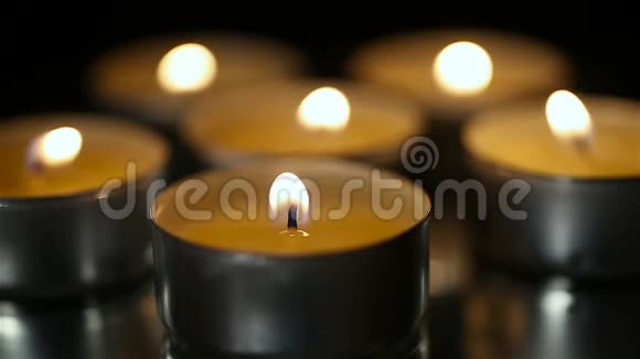 在教堂特写宗教和信仰中点燃蜡烛祈祷灵魂视频的预览图