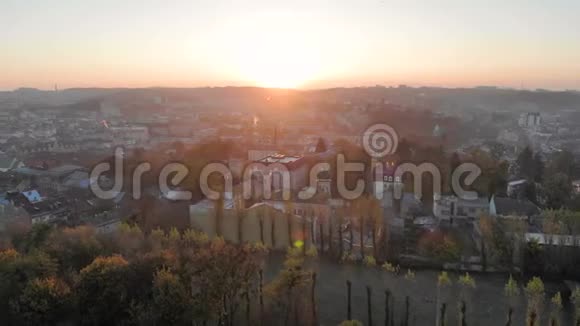 飞越乌克兰利沃夫市的中部早晨日出在城市上空美丽的全景视频的预览图