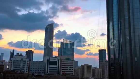 史诗般的时光流逝神奇的彩色日落之上的阿布扎比城市塔视频的预览图