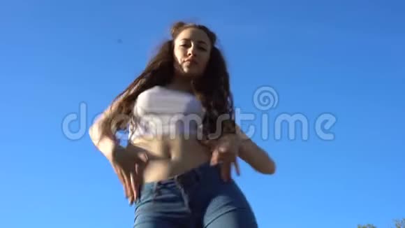 女模特在蓝天前跳舞视频的预览图
