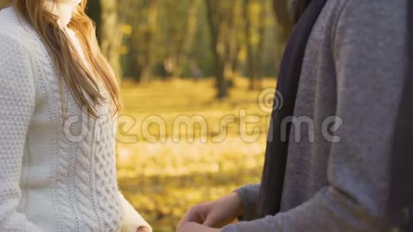 在凉爽的秋日两颗相爱的心互相温暖温柔和爱视频的预览图