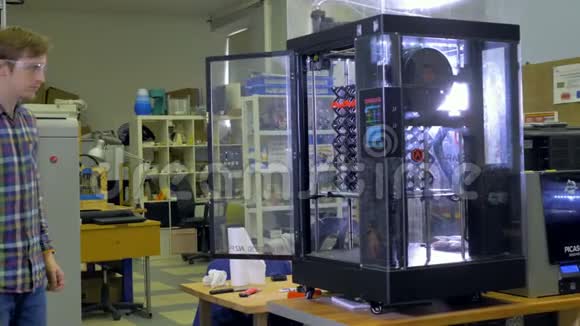 一位工程师检查了一个大的网格3D打印件视频的预览图