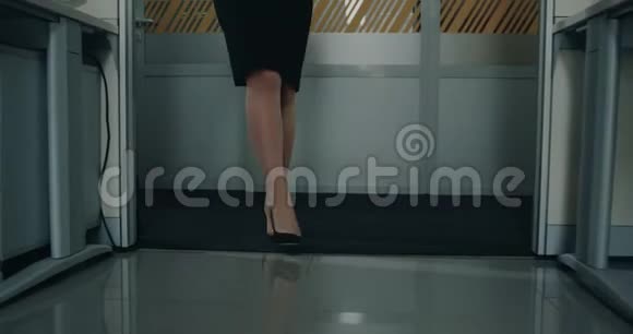 办公室商务女性在办公桌前走来走去特写腿和裙子视频的预览图