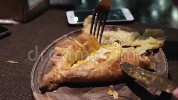 关闭Khachapuri在格鲁吉亚餐馆吃饭视频的预览图