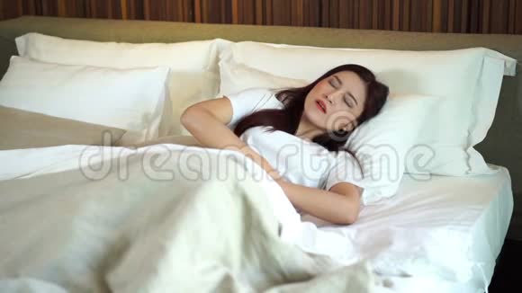 卧床胃痛妇女缓慢活动视频的预览图