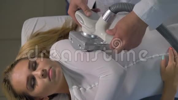 一个女人在按摩她弯曲的手臂时闭着眼睛视频的预览图