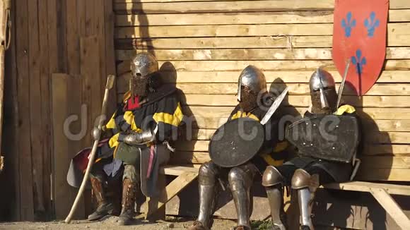 穿着盔甲的勇士等待战斗准备战斗视频的预览图