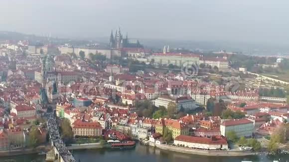 布拉格城堡鸟瞰图从无人机俯瞰布拉格城堡全景视频的预览图