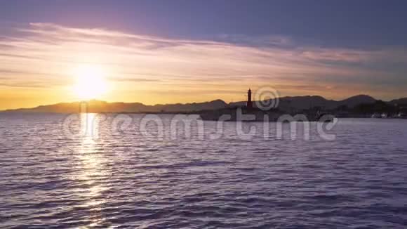西班牙坎布里尔地中海渔村日落时间和港口灯塔视频的预览图