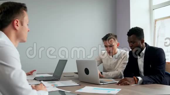 现代上班族坐在笔记本电脑前解决创造性任务创造新的商业产品多族裔群体视频的预览图