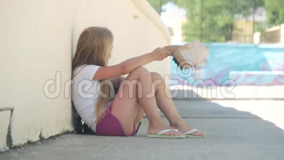在一个夏日的特写镜头里无家可归的女孩在街上乞讨施舍视频的预览图