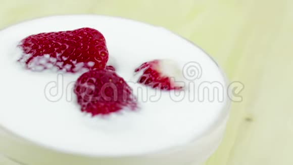 白色酸奶透明杯中健康草莓健康水果食品营养概念娃娃相机视频的预览图