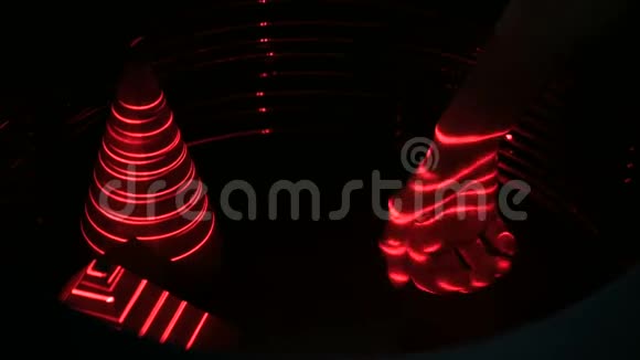 红色激光女性手和几何物体的光学错觉视频的预览图