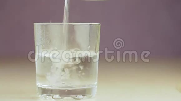 一杯水里的药片视频的预览图