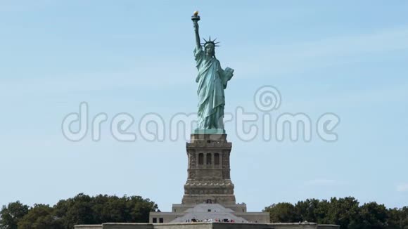 全景观世界著名的自由女神像地标和美国纽约国家纪念碑从水中观看视频的预览图