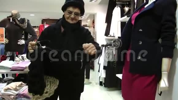 服装店里的老年妇女视频的预览图