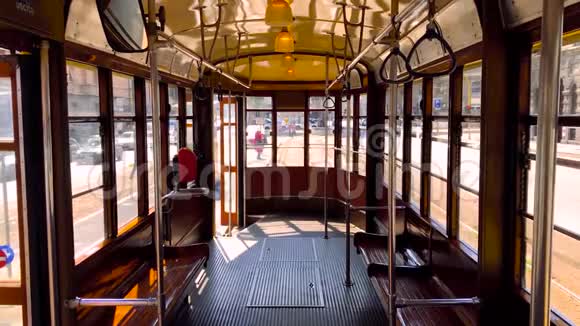 一辆典型的历史米兰有轨电车的内部有木制内饰24K质量视频的预览图