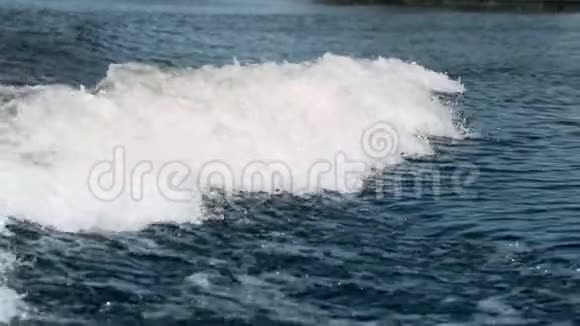 水波在河流上缓慢移动水背景视频的预览图
