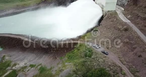 大坝水的排放压力大水坝用无人机射击视频的预览图