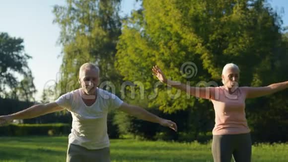 愉快的老年夫妇享受呼吸锻炼视频的预览图