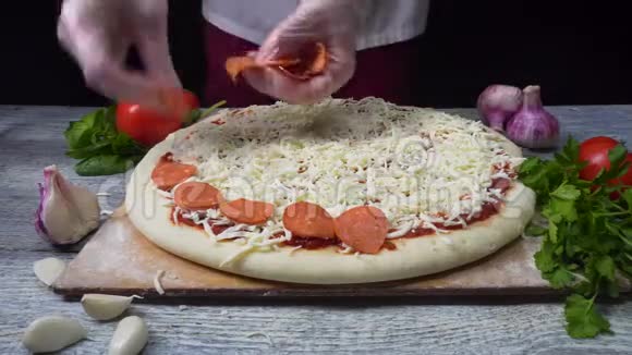 时间推移披萨的制作过程框架新鲜的意大利生披萨传统风格的准备手视频的预览图