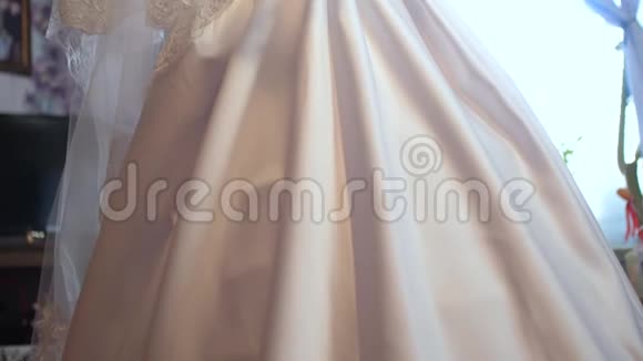 新娘穿着白色漂亮的裙子站在窗边视频的预览图