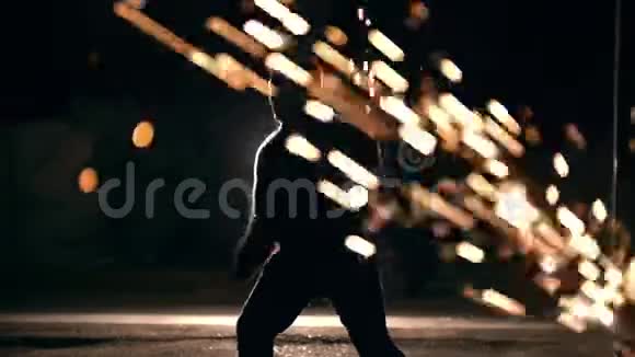 一个人在跳跃中改变他的腿夜城的灯光慢镜头视频的预览图