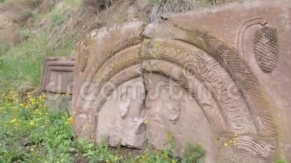 从瓦齐亚岩洞修道院的斜坡上挖掘出来的古老的宽腰白种人古老的雕刻石头视频的预览图
