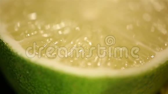 多汁的酸橙一半在架子上旋转宏观新鲜异国水果健康饮食视频的预览图