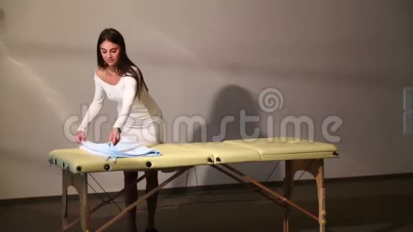 一个漂亮的年轻女人折叠并在袋子里放了一张折叠桌来按摩时光飞逝视频的预览图