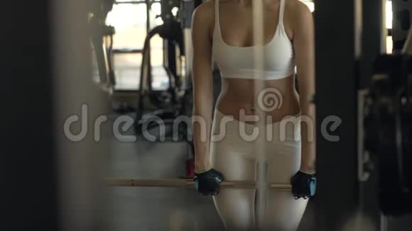在健身房里女人用杠铃做斜线照镜子视频的预览图