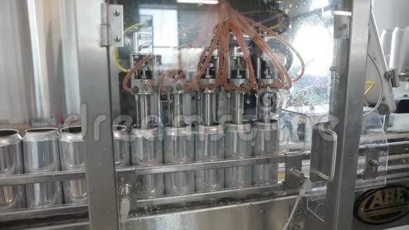 灌装铝罐的输送机银行沿着传送带移动机器向他们倒了一杯饮料视频的预览图