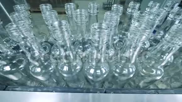 工厂输送机移动多瓶酒精生产视频的预览图