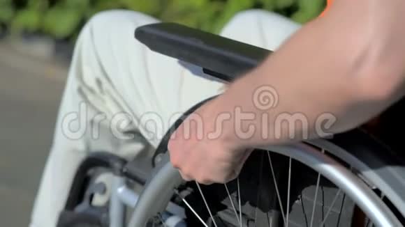 关闭使用轮椅的残疾人视频的预览图