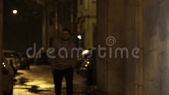 戴眼镜的年轻人走进小巷晚上转身离去视频的预览图