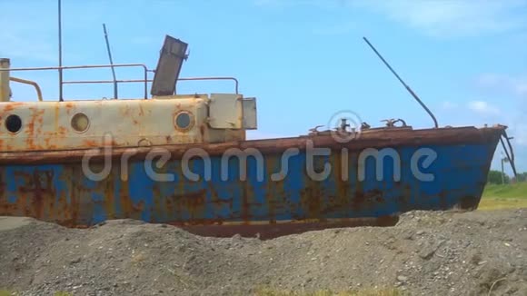 被遗弃的生锈的船站在黑海的岸边视频的预览图