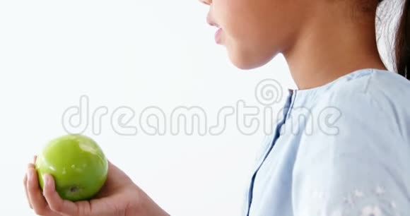白色背景下有绿苹果的可爱女孩视频的预览图