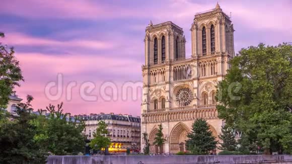 日落后巴黎圣母院大教堂的前景从白天到夜晚视频的预览图