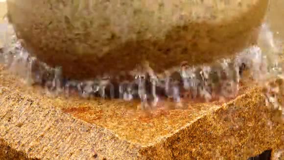 黄色大理石喷泉视频的预览图
