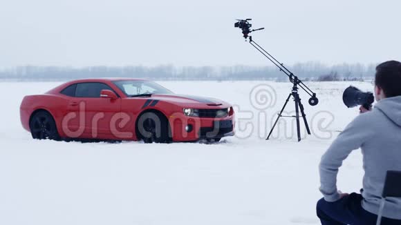 拍摄导演用扩音器指示雪场红肌车视频的预览图
