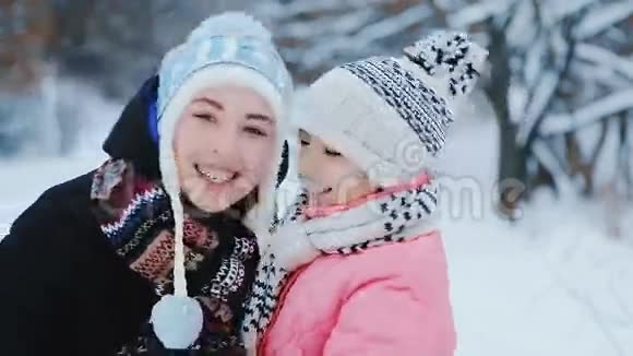 两个女孩姐妹微笑视频的预览图
