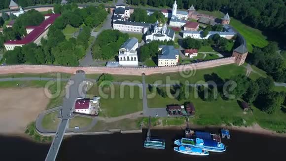 在大诺夫哥罗德的克里姆林宫上空飞行六月天俄罗斯视频的预览图