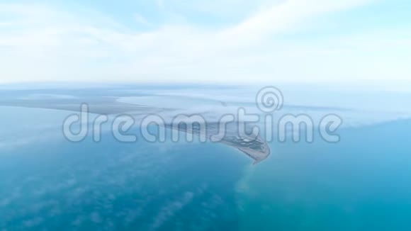 天空地平线背景下的海上海岸俯视图射击在蔚蓝的海面上的云层和视频的预览图