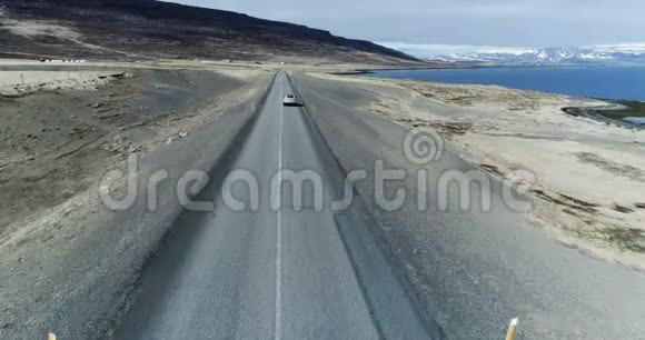 沿着冰岛的偏远道路行驶视频的预览图