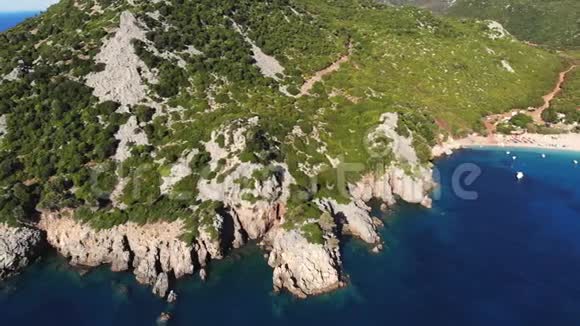 航空公司从上面看美丽的夏天海景希腊埃维亚岛的洛基海滩海绿石蓝色的水视频的预览图