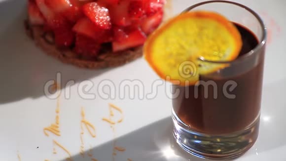 女人的手把醋栗放在盘子里场景盘子里有美味的浆果和饮料视频的预览图