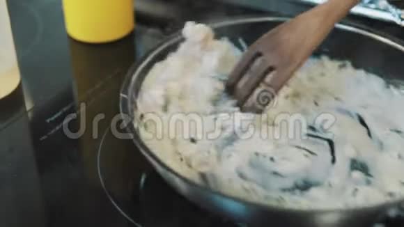 厨师在面包里准备奶油汤视频的预览图